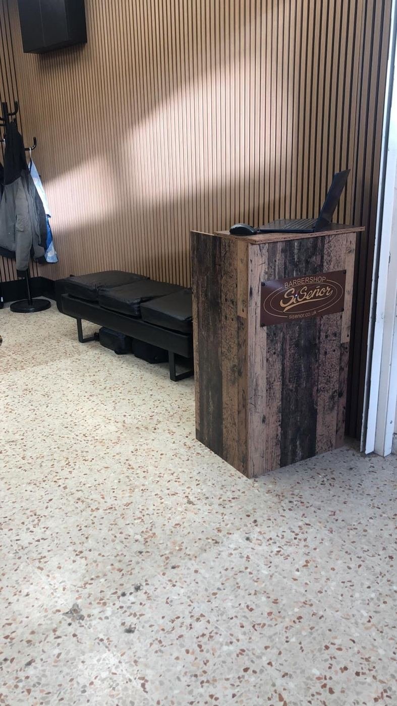 Reception desk with the Si Señor sign and a waiting bench